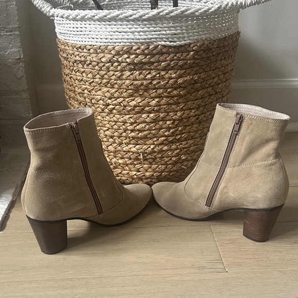 ANTHROPOLOGY Suede Seychelles Peridot  Zip Ankle Boots in Taupe. EUC. - Picture 4 of 6